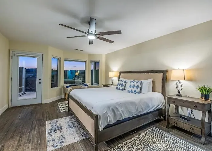 Casa vacanze Chateau Bleu, Canal Front Stunner, Private Dock Parker